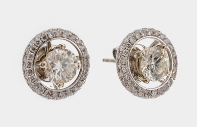Paar 18 kt Gold Brillant-Ohrstecker, WG 750/000, 2 Brillanten zus. ca. 2.03 ct l.get.Weiß/p, abnehmbare Kränze mit Brillantenzus. ca. 0.60 ct ...