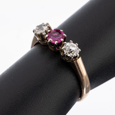 14 kt Gold Rubin-Diamant-Ring, um 1900, RoseG 585/000, 1 rundfacett. Rubin ca. 0.30 ct, 2 Altschliffdiamanten zus. ca. 0.45 ct l.get.Weiß/p, RW 53, ...