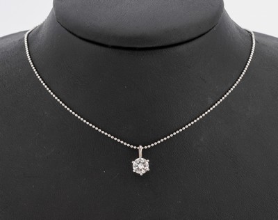18 kt Gold Brillant-Anhänger, WG 750/000, Brillant ca. 1.02 ct feines Weiß-Weiß/p, an Kugelkette, WG 750/000, L. ca. 44 cm, Federringschließe, ...