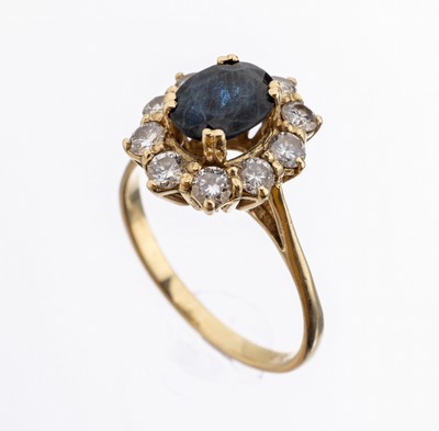 14 kt Gold Saphir-Brillant-Ring, GG 585/000, mittig erhaben gefasster ovalfacett. Saphir ca. 1.20 ct, umgeben von 10 Brillanten zus. ca. 1.0 ct ...