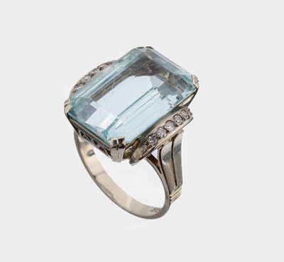 14 kt Gold Aquamarin-Diamant-Ring, um 1930, WG 585/000, Aquamarin im Treppenschliff ca. 7.50 ct, 10 8/8-Diamanten zus. ca. 0.10 ct Weiß/si, RW 55, ...
