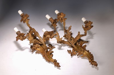 Paar Wandlampen, Frankreich, um 1870, Messingguß in Form von Blattranken und Rocaillen, je drei Brennstellen, Elektr. nicht geprüft, H. ca. 56cm, ...