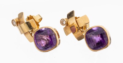 Paar 18 kt Gold Brillant-Amethyst-Ohrstecker, GG 750/000, 2 Brillanten zus. ca. 0.20 ct Weiß/si, 2 rundfacett. Amethyste als Einhängerzus. ca. 8.0 ...