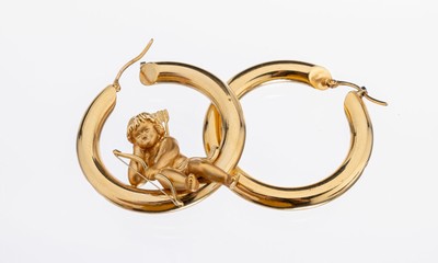 Paar 18 kt Gold Ohrcreolen, GG 750/000 1 Ohrcreole mit plastischem Amor mit Pfeilen und Bogen, D. ca. 3.5 cm, ca. 7.8 g, 1 x mit kl. Delle