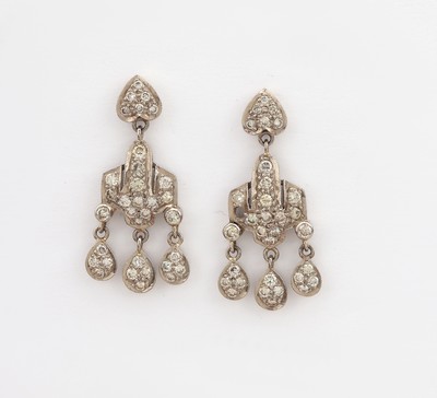 Paar Platin Art Deco Diamant-Ohrgehänge, Platin gepr., 63 Diamanten (1 St. fehlt) zus. ca. 0.80 ct Weiß-get.Weiß/p1, bewegliche Abhängungen, L. ...