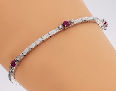 18 kt Gold Rubin-Brillant-Armband, 1950er Jahre, WG 750/000, 10 Brillanten zus. ca. 0.30 ct Weiß/si, 5 Rubine zus. ca. 1.00 ctL. ca. 18.5 cm, ...
