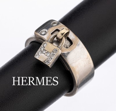 18 kt Gold HERMES Brillant-Ring, WG 750/000, Gürtelform, anhängend Schloss, 22 Brillanten zus. ca. 0.12 ct Weiß/vs, Rhodinierung sollte ...