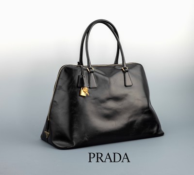 PRADA Vintage Tasche, schwarzes Glattleder,2 Tragehenkel, Monturen, Schloss und Schlüssel Metall verg., Clochette, innen schwarzer Seidenstoff, ca. ...