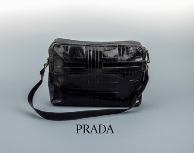 PRADA Vintage Tasche, schwarzes Glattleder,strukturierte Musterung, ein Tragehenkel, Monturen Metall verg., innen schwarzer Stoff mit Prada ...
