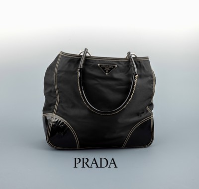 PRADA Shopper, schwarzer Nylonstoff, 2 Tragehenkel und Besätze schwarzes Lackleder, cremefarb. Nähte, innen schwarzer Stoff mit Prada ...
