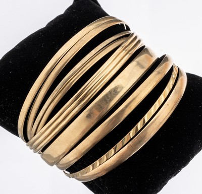 Konvolut 10 8 und 9 kt Gold Armreife, GG 333/000 und 375/000, versch. Breiten, teilw. gerieft, D. ca. 6.2-6.6 cm, ca. 62.5 g