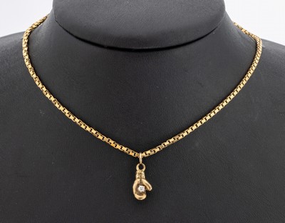8 kt Gold Brillant-Anhänger, GG 333/000, Darstellung eines Boxhandschuhs, 1 Brillant ca. 0.04 ct Weiß/si, an Kette, GG 375/000, L. ca. 51.5 cm, ...