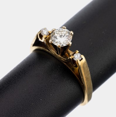 18 kt Gold Brillant-Ring, GG 750/000, mittig Brillant ca. 0.40 ct Weiß/si 2, seitl. 2 Brillanten zus. ca. 0.10 ct Weiß/si, RW 53, ca. 3.3 g