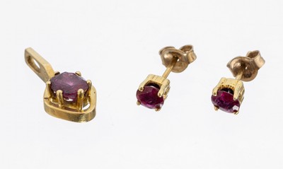 18 kt Gold Rubin-Schmuckset, GG 750/000, best. aus: 1 Anhänger, ovalfacett. Rubin ca. 0.90 ct, 1 Paar Ohrstecker, 2 ovalfacett. Rubine zus. ca. ...