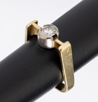 18 kt Gold Brillant-Ring, GG/WG 750/000, außergewöhnliche Gestaltung, 1 in WG gefassterBrillant ca. 0.45 ct Weiß/si, RW 53, ca. 5.5 g
