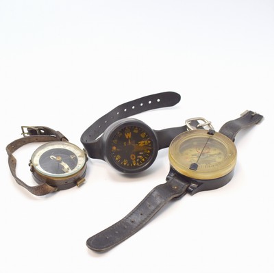 Konvolut: 3 Armbandkompasse davon 1 x Flüssigkeitskompass Bauart Kadlec, Tschechien/Deutschland/UDSSR 1940 bis 1960, 2 x an Lederband, 1 x ...
