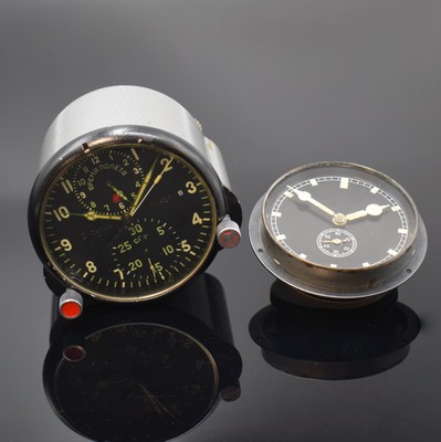 Konvolut: 2 Borduhren, um 1940/1980, Metallgeh., schwarze Zifferblätter m. Leuchtindizes u. -zeigern, 1) UDSSR um 1980 Flugzeug-Einbauuhr m. ...