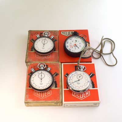 HEUER 4 Stoppuhren in original Box, Schweiz um 1960/1970, Geh. m. aufgedr. Böden, 3 x verchr., 1 x Fiberglass, 2 x Rattrapante Kal. Valjoux 57 m. ...