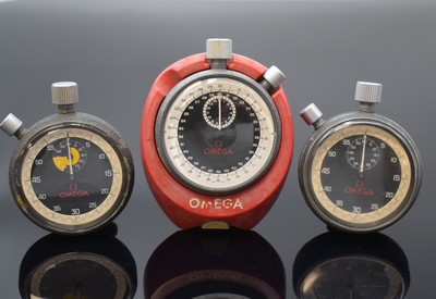 OMEGA 3 Stoppuhren, Schweiz um 1965, Handaufzug, Metallgeh., schwarz lack. berieb., verschr. Stahlböden, schwarz. Zifferblätter m. weißer ...
