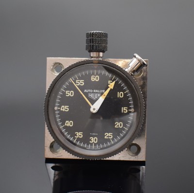 HEUER AUTO-RALLYE Dashboard Nr. 50296 Referenz 16.8433, Schweiz um 1960, verchr. Metallgeh. montiert auf quadratischer Metallplatte, schwarze ...