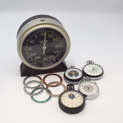 HEUER Set von 5 Stoppuhren und 5 Ring-Master Lünetten, 4 Einhandstoppuhren: Typ Super Track im verchromten Geh., D. ca. 53 mm, Typ All-Sports matt ...