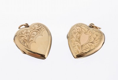 Konvolut 2 9 kt Gold Medaillonanhänger in Herzform, GG 375/000, Vorderseite floral graviert, min. verbeult, für Foto oder Memory Einlage, ca. 8.1 ...