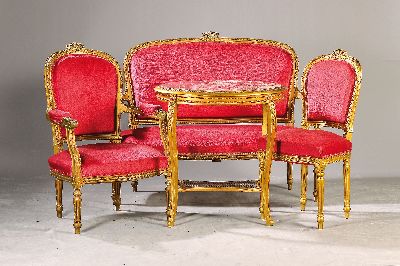 Sitzgarnitur, im Stil des Louis-Seize, Frankreich, um 1890, bestehend aus Sofabank, 2 Armlehnsessel, 2 Stühlen und einem Beistelltisch mit rot ...