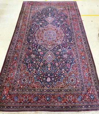 Täbriz"Palastteppich", Persien, Anfang 20.Jhd, Wolle auf Baumwolle, ca. 682 x 365 cm,EHZ: 2-3, (Eck leicht beschädigt)