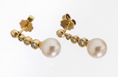 Paar 18 kt Gold Brillant-Perl-Ohrstecker, GG 750/000, länglich bewegl., 8 Brillanten zus. ca. 0.20 ct Weiß/si, 2 Akoyazuchtperlen D. ca. 7.8 mm, ...