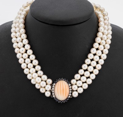 Zuchtperl-Collier mit 18 kt Gold Brillant- Saphir-Korall-Schmuckschließe, WG 750/000 gepr., 3-rhg. Akoyazuchtperlen, D. ca. 6.7 mm,Kastenschloss ...