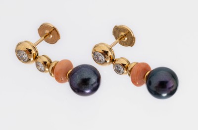 Paar 18 kt Gold Brillant-Perl-Korallen- Ohrstecker, GG 750/000, länglich, 4 Brillanten zus. ca. 0.80 ct Weiß/si, 2 Korallen-Linsen, 2 ...