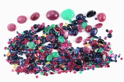 Lot lose Farbsteine, Rubine, Saphire und Smaragde zus. ca. 100.30 ct, z.T. Ausfassware