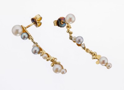Paar 14 kt Gold Zuchtperl-Brillant-Ohrstecker, GG 585/000, länglich bewegl., abstrakt, Akoyazuchtperlen in versch. Größen und Farben,2 Perlen ...