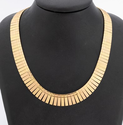 18 kt Gold Collier, GG/RG 750/000, schauseitig sat., im Verlauf längliche Plättchen, L. ca. 42 cm, Kastenschloss mit Sicherheitsacht, ca. 62.6 g