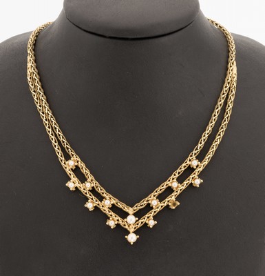 14 kt Gold Zuchtperl-Collier, GG 585/000, Mittelteil 2-rhg., kl. Akoyazuchtperlen, 1 Perle fehlt, L. ca. 39 cm, ca. 32.3 g, Kastenschloss mit ...