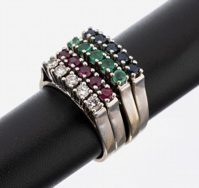 14 kt Gold Farbstein-Brillant-Ringtrio, WG 585/000, 1 x 5 rundfacett. Saphire zus. ca. 0.22 ct, 1 x 5 rundfacett. Rubine zus. ca. 0.22 ct, 1 x 5 ...