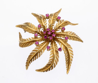 18 kt Gold Rubin-Brosche, GG 750/000 sat., Darstellung einer Blüte, kl. rundfacett. Rubine, ca. 4.4 x 4.5 cm, ca. 13.6 g