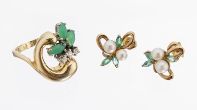 14 und 8 kt Gold-Schmuckset, GG 585/000 und333/000, best. aus: 1 Ring, RW 50, 3 ovale Chrysopras-Cabochons, 3 Brillanten zus. ca. 0.09 Weiß/si, und ...