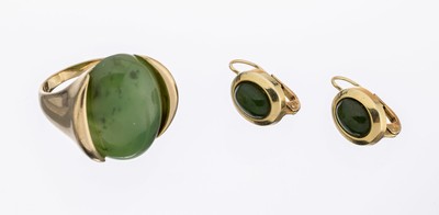 14 kt Gold Nephrit-Konvolut, GG 585/000, best. aus: 1 Ring, RW 51, ovaler Nephrit- Cabochon, und 1 Paar Ohrhänger, 2 ovale Nephrit-Cabochons, ca. ...