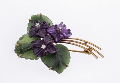 14 kt Gold Veilchenbrosche, 1960er Jahre, GG 585/000, Blüten aus Amethyst geschnitten, Blätter aus Nephrit, kl. 8/8-Diamanten, ca. 5 x 3.5 cm