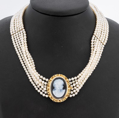 Zuchtperl-Collier mit 18 kt Gold Kamee- Schmuckschließe, GG 750/000, 6-rhg. Akoyazuchtperlen, D. ca. 3.4 mm, Kastenschlossals Mittelteil mit ovaler ...