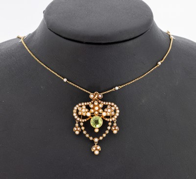15 kt Gold Peridot-Perl-Collier, um 1890-1900, GG 625/000, geschwungen, rundfacett. Peridot, kl. Flussperlen, Kette, L. ca. 40 cm,Steckschließe, ...