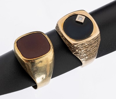 Konvolut 2 8 kt Gold Herrenringe, GG 333/000, 1 x Karneolplatte ungeschnitten, RW 68; 1 x mit Onyxplatte und kl. Diamant, RW 64, ca. 12.1 g