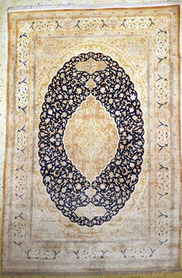 Ghom Seide fein Persien, signiert(Akhondi),Ende 20.Jhd, reine Naturseide, ca. 295 x 200 cm, ca. 1,0 Mio. Kn/qm, EHZ: 2(verfärbt).