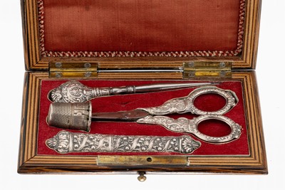 Nähset, um 1870-90, Silber gepr., Barockstil mit Rocaillen und Muschelwerk, best. aus: 1 Nadelbehälter, 1 Ahle, 1 Schere und 1 Fingerhut (sek.), ...