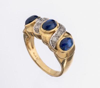 14 kt Gold Ring Saphir-Brillant-Ring, GG/WG585/000, 3 ovale Saphircabochons zus. ca. 4.00 ct, 6 in WG gefasste Brillanten zus. ca. 0.06 ct Weiß/ ...
