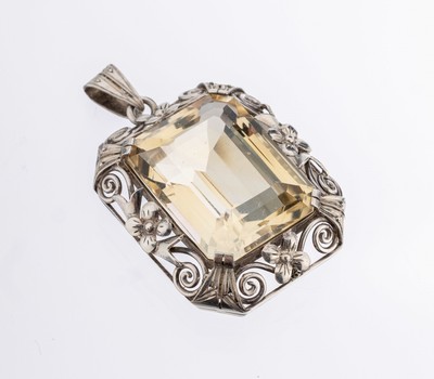 Citrin-Anhänger, deutsch um 1930-40, 835er Silber, facett. Citrin im Treppenschliff, florale Unterkaderung, ca. 4.8 x 3 cm