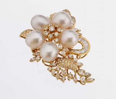 18 kt Gold Diamant-Perl-Anhänger, GG 750/000, aufwendige Arbeit, 123 Brillanten, Diamant-Baguettes, -Trapeze und -Navettes zus.ca. 6.00 ct feines ...