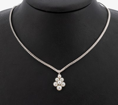 18 kt Gold Zuchtperl-Collier, WG 750/000, sat., Abhängung traubenförmig besetzt mit 7 Zuchtperlen, bewegl., L. ca. 38 cm, Kastenschloss mit ...