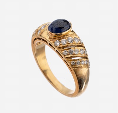 18 kt Gold Saphir-Brillant-Ring, GG 750/000, 1 Saphir-Cabochon ca. 1.00 ct, 30 Brillanten zus. ca. 0.54 ct feines Weiß- Weiß/vs-si, ca. 6.8 g, RW ...